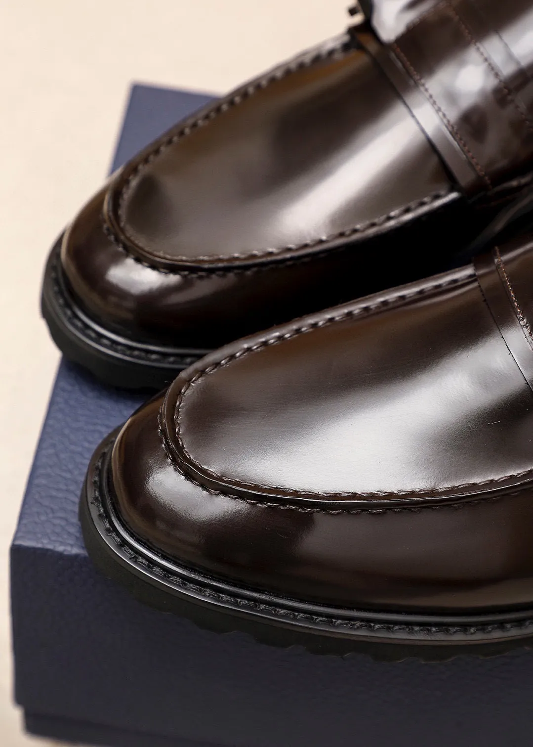 Men's shoes 💰460 💐 Product trademark: Dior "Dior" casual leather shoes Regular size: 39-44 (38.45🉑️customized) Product materials: Selected Italian imported first-layer open-edge beaded cowhide upper + classic hardware buckle, imported water-dyed cowhide lining. Strong three-dimensional visual effect, foam outsole Color: 2⃣️colors available